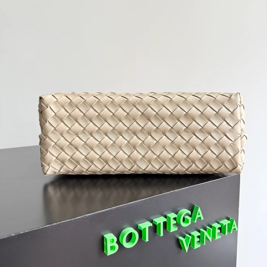 The 2023 new Andiamo batch of 2260 BV has been shipped‼ ️Really popular🔥The new Andiamo woven handbag launched by Bottega Veneta this season is really popular all over the world! ! Celebrities at home and abroad have worn it, and Oscar-winning actress Michelle Yeoh has taken it out on the street. Song Jia, Trai Yara, Yu Feihong, Sanji Ayaka, Rosie Hunting-Whiteley, Yoshioka Riho, etc. have all picked up this bag. It is classic and versatile, showing off its temperament, and the bag capacity is also large, which is very convenient for daily commuting! ! A variety of carrying methods, the shoulder straps can be adjusted by yourself, the original lambskin feels soft and delicate, and the neutral style is made to break gender boundaries and bring a more practical and long-lasting use experience. Andiamo, which has both elegant and casual styles, perfectly interprets the true appearance of "fashionable old money style". Style number: 743572 Size: 32*24*12